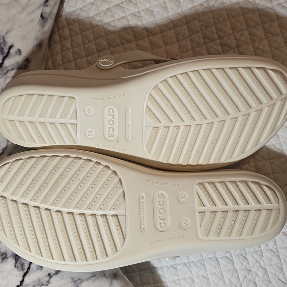 Crocs Sanrah Liquid Metallic Wedge Flip Sandal - Picture 5 of 9